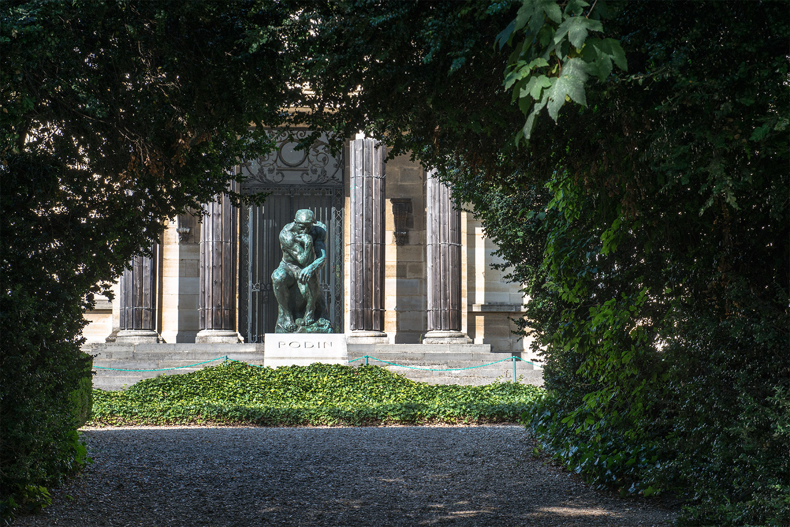 Le penseur sur la tombe d'Auguste Rodin