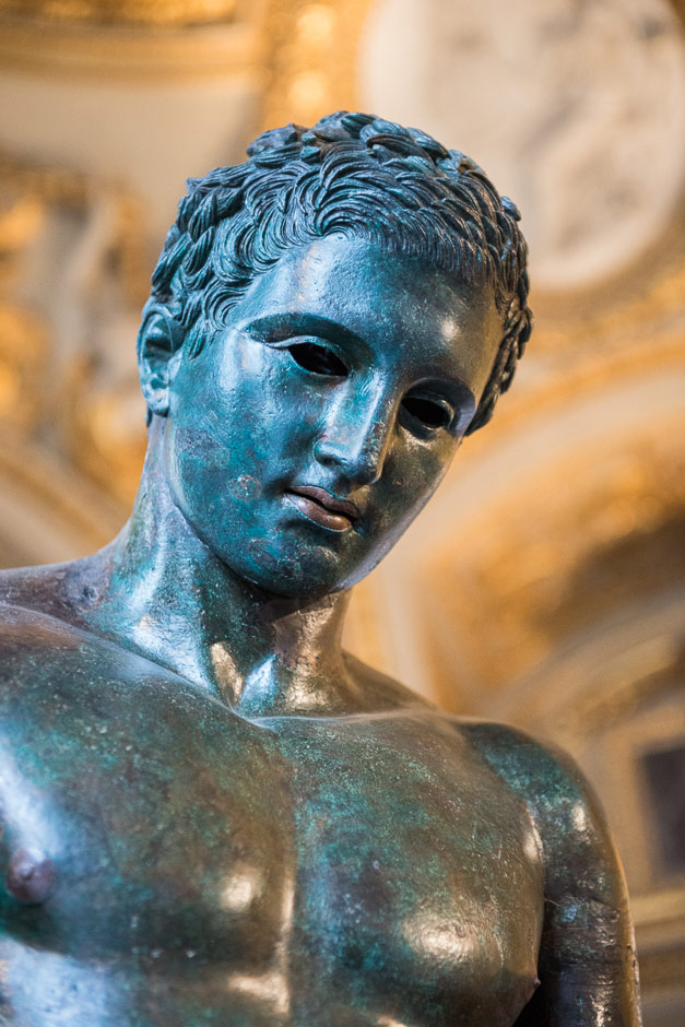 Apoxyomène : un athlète antique en bronze
