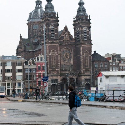 L'église Saint-Nicolas d'Amsterdam est une église catholique romaine du centre-ville d'Amsterdam, située en vis-à-vis de la gare d'Amsterdam Centraal.