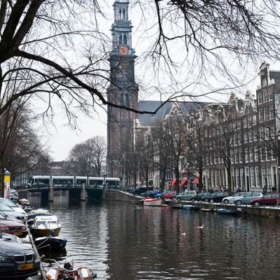 Les nombreux canaux et voies d’eau constituent l’une des principales caractéristiques d’Amsterdam.