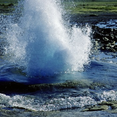 Le Strokkur est le geyser le plus actif d'Islande. Situé juste à côté de Geysir, le célèbre geyser qui a donné son nom à ce phénomène, il se trouve dans le champ géothermique de ce dernier.