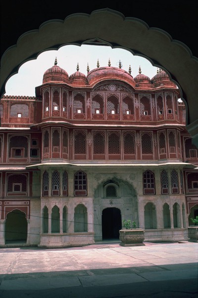 Le palais des vents est un bâtiment construit au XVIIIᵉ siècle à Jaipur, capitale du Rajasthan en Inde. Il est considéré comme l'une des merveilles de l'architecture rajput. 