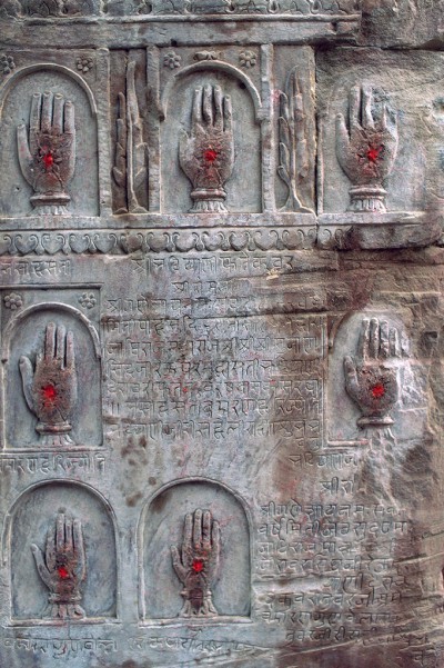 Bikaner , ces mains sculptées dans la pierre témoignent du courage et du sacrifice
des veuves indiennes - les Satis
qui refusant de survivre à l'époux défunt, s'immolaient sur son bûcher funéraire.