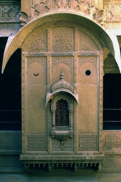 Ville de Jaisalmer : Demeure (Haveli) aux façades sculptées, détail d'une fenêtre