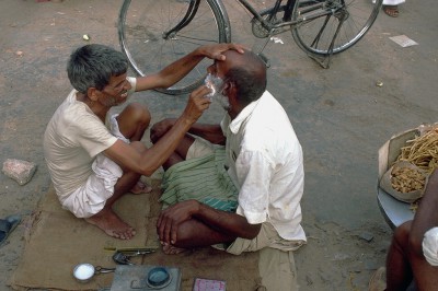 Le barbier dans une ruelle de Jaisalmer - Rajasthan - Inde 1985