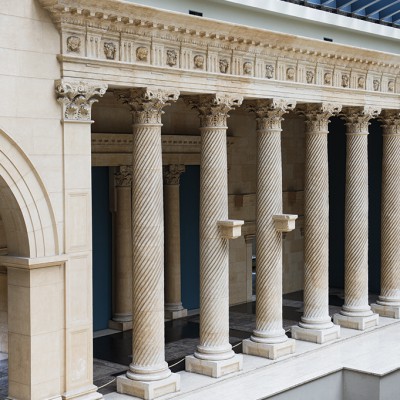 Section de la colonnade du Cardo Maximus avec colonnes à cannelures torses (Musée du Cinquantenaire, Bruxelles).