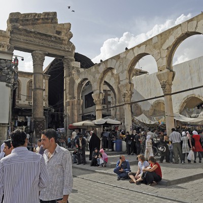 Fronton restant du temple de Zeus à Damas, qui fait maintenant partie des murs du souq al-Hamidiyyah