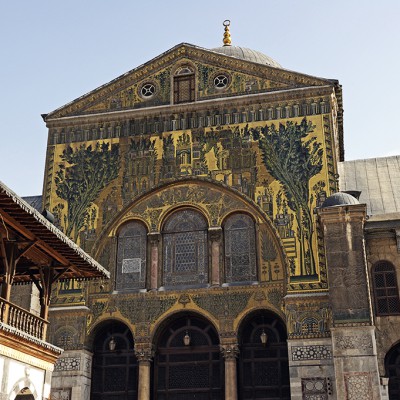 La mosquée des Omeyyades : La façade est une entrée à trois baies surmontée d’un fronton triangulaire et flanquée
d’arcades à deux niveaux ; elle dérive directement de modèles byzantins (et particulièrement des palais impériaux).