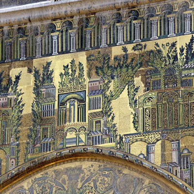Les mosaïques de la grande mosquée
des Omeyyades de Damas. Le décor est essentiellement constitué de paysages, dans lesquels les images
de villes ou de maisons isolées ont une place centrale, ainsi que d’assemblages de motifs ornementaux géométriques ou végétaux. Les sujets sont développés sur fond doré et les couleurs dominantes sont très nettement le bleu et le vert.
