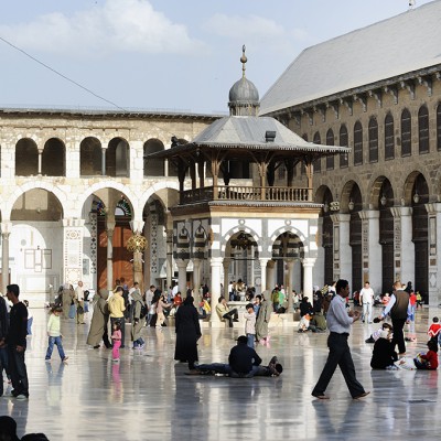 La mosquée des Omeyyades :La cour de la grande mosquée des Omeyyades, vaste quadrilatère (le sahn) sert tout autant de prolongement extérieur de la salle de prière que de véritable place publique.