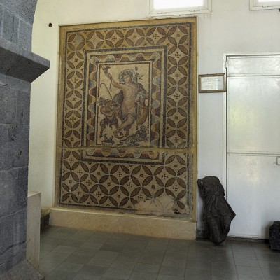 Un petit musée, élevé sur les fondations d’une villa romaine, abrite plusieurs mosaïques remarquables datant du IVe siècle.