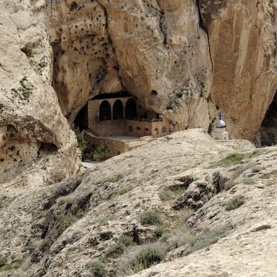 Le village abrite le monastère Mar Takla, grec-orthodoxe, construit autour de la grotte et du tombeau de Sainte-Thècle fêtée le 24 septembre.