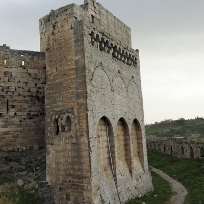 À l’angle nord du deuxième rempart, la tour de la fille du roi avec ses trois colossaux mâchicoulis en arc.