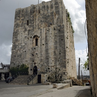 Chastel Blanc, le “blanc château”, était l’une des forteresses orientales des chevaliers du Temple. Baptisé la tour blanche par les habitants de la région il se situe en Syrie entre Tartous et Tripoli dans les montagnes intérieures. Il a été construit par les templiers sur des fortifications déjà existantes.
