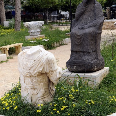 Jardin du musée de la cathédrale Notre-Dame de Tartous ou quelques pièces archéologiques sont exposées