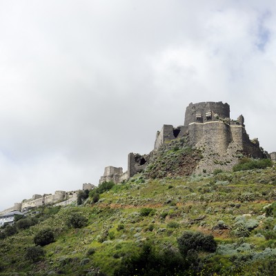 La forteresse de Qalaat Marqab était connue des Croisés sous le nom de Margat. Elle est située à quelques kilomètres au sud du port de Baniyas sur la côte syrienne.