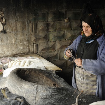 Fabrication traditionnelle du pain Syrien dans un four à bois (sur la route d’Apamée).
