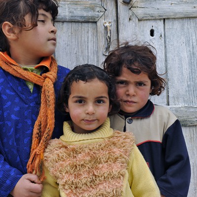 Enfant syriens d'un village de  maisons traditionnelles en pain de sucre.
