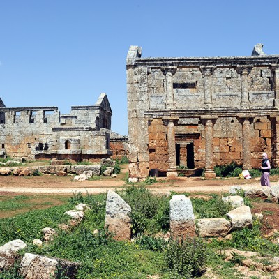 Les bains de Sergilla, le monument de droite est une auberge “l’Andron” ou maison des réunions communales, orné de portiques.