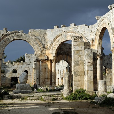 Le monastère Saint-Siméon-le-Stylite est une basilique byzantine en ruines qui se trouve à 30 kilomètres au nord-ouest de la ville d’Alep dans le nord de la Syrie. C’est un exemple remarquable de l’architecture du Ve siècle. Elle se trouve à l’emplacement où vivait l’ascète saint Siméon le Stylite sur son pilier.