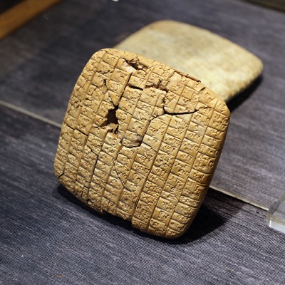 Recto d’une tablette (écriture cunéiforme) d’Enna Dagan roi de Mari, à un roi d’Ebla inconnu, Ebla IIIe millénaire av. J.-C., argile 14 x 14 cm. Musée archéologique d’Alep