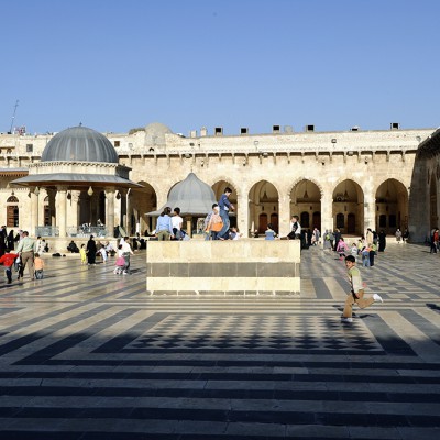 La mosquée Ommeyyade d’Alep : La Grande Mosquée est construite autour d’une vaste cour attenante aux différents domaines de la mosquée, située derrière l’arcade à colonnades. La cour est connue pour ses dalles de pierre noire et blanche formée de motifs géométriques complexes.