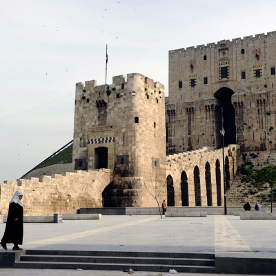 La citadelle d'Alep domine la ville, c'est un palais royal construit en 1230 et en partie détruit par les Mongols.