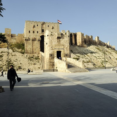 La citadelle d'Alep domine la ville, c'est un palais royal construit en 1230 et en partie détruit par les Mongols.