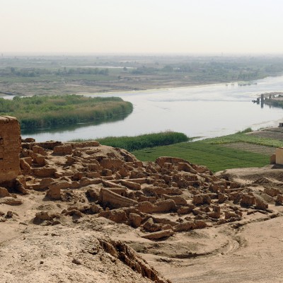 Le site de Doura Europos a gardé ses remparts de grande taille qui surplombent la rive droite de l’Euphrate et offrent un admirable point de vue sur la plaine de Mésopotamie.