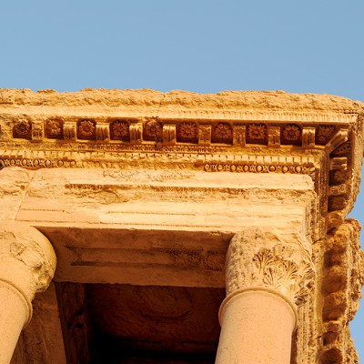 Le tétrapyle Palmyre :Détails décoratifs de l'entablement d'un des pylônes du temple