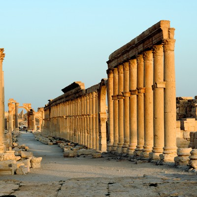 a grande colonnade traversait la partie officielle de Palmyre. De part et d'autre s'élevaient les thermes monumentaux. La perspective est fermée par un temple funéraire resté anonyme.