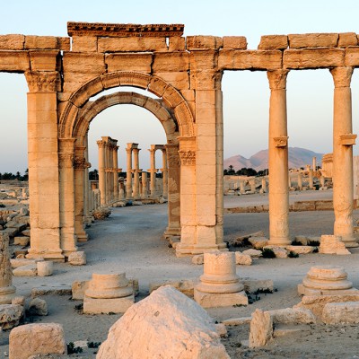 On pénètre dans le théatre de Palmyre par un passage voûté qui aboutit à l'orchestre.