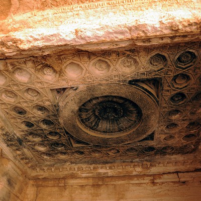 Plafond richement décoré, celui de la niche d'Astarté dans la cella du temple de Bêl