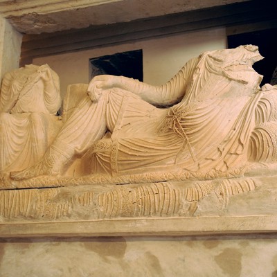 Les riches propriétaires occupaient des sarcophages monumentaux surmontés de leurs statues et placés dans de grandes niches, à l'intérieur de la tour d'Elahbel. Palmyre - Syrie