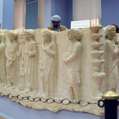 71  Musée de Palmyre (Syrie) : Salle 4, 5, 6, consacrées à l'art funéraire, sarcophages, scènes de banquets funéraires, bustes et stèles