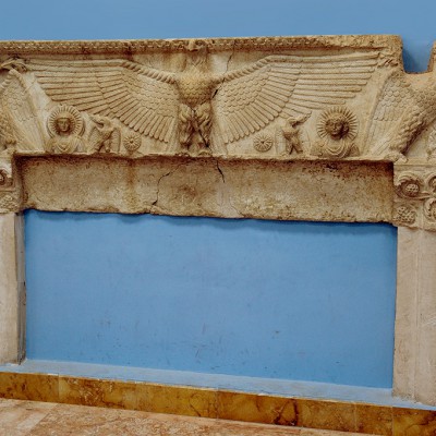 L'aigle de Baalshamin étend ses ailes au-dessus de l'étoile du soir et de celle du matin tandis que de la ligne d'horizon émergent Aglibôl à gauche , Malakbêl à droite. Musée de Palmyre Syrie.