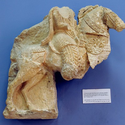  Panneau de calcaire montrant un homme à cheval, il a été trouvé dans le temple de Bêl en 1933, et date du 1er siècle après J.-C. Musée de Palmyre - Syrie