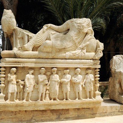 Sarcophage entouré de scènes d'offrandes ciselées - Musée de Palmyre - Syrie