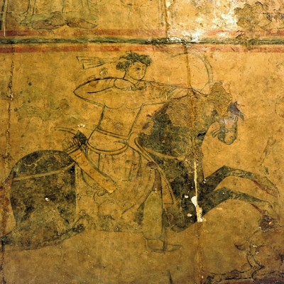 L’art islamique en Syrie. Peinture de sol 109 de l’Hégire / 727 J.-C., Omeyyade Plâtre, peinture selon la technique a secco - Musée national de Damas, Syrie. Les traditions iconographiques de représentation de la vie de cour sont issues de l’empire persan sassanide, préislamique. Cette image de prince chasseur au galop fait partie d’une fresque du palais syrien de Qasr al-Khayr al-Gharbi.