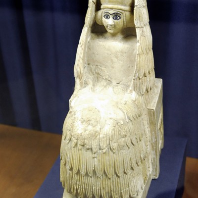 Figure féminine en albâtre assise et enveloppée dans un somptueux vêtement de cérémonie (2645-2460 Av. J.-C.) Temple d’Ishtar à Mari, Syrie hauteur 34.4 cm Musée National de Damas Syrie
