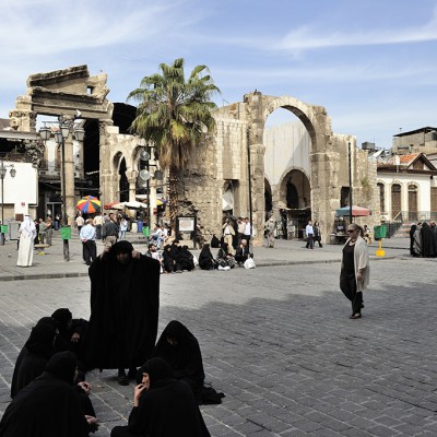 L’entrée du souk Hamidiyé du côté de l’esplanade de la Grande Mosquée. Les vestiges romains de l’entrée monumentale du temple de Jupiter font partie intégrante de la ville. Sous la colonnade se sont installés des marchands de livres religieux qui constituent le souk des libraires.