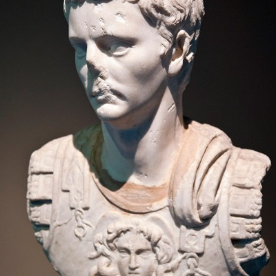 Marbre - Nikomedia (Izmit)…  Il succéda à Caligula en 41 en devenant le quatrième empereur de la dynastie julio-claudienne alors qu'il avait déjà une cinquantaine d'années.