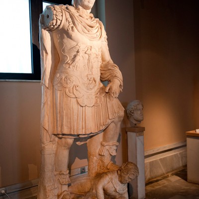 Statue de l'empereur Adrien ( 117 - 138 après J.-C.) Marbre - Périiode romaine d'Adrien. Hierappitna Crète.