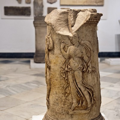 Bacchanale - Ménade et Satyre dansant. Autel circulaire. Théâtre de la pulpitum Italica - Musée Archéologique de Séville