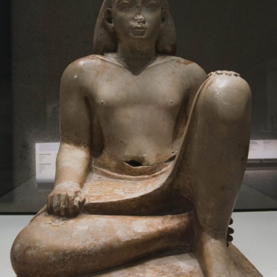 Statuette du fonctionnaire Bès Égypte Basse Époque, début de la XXVIe dynastie (660-610 av. J.-C.) Calcaire compact. Musée Calouste Gulbenkian - Lisbonne