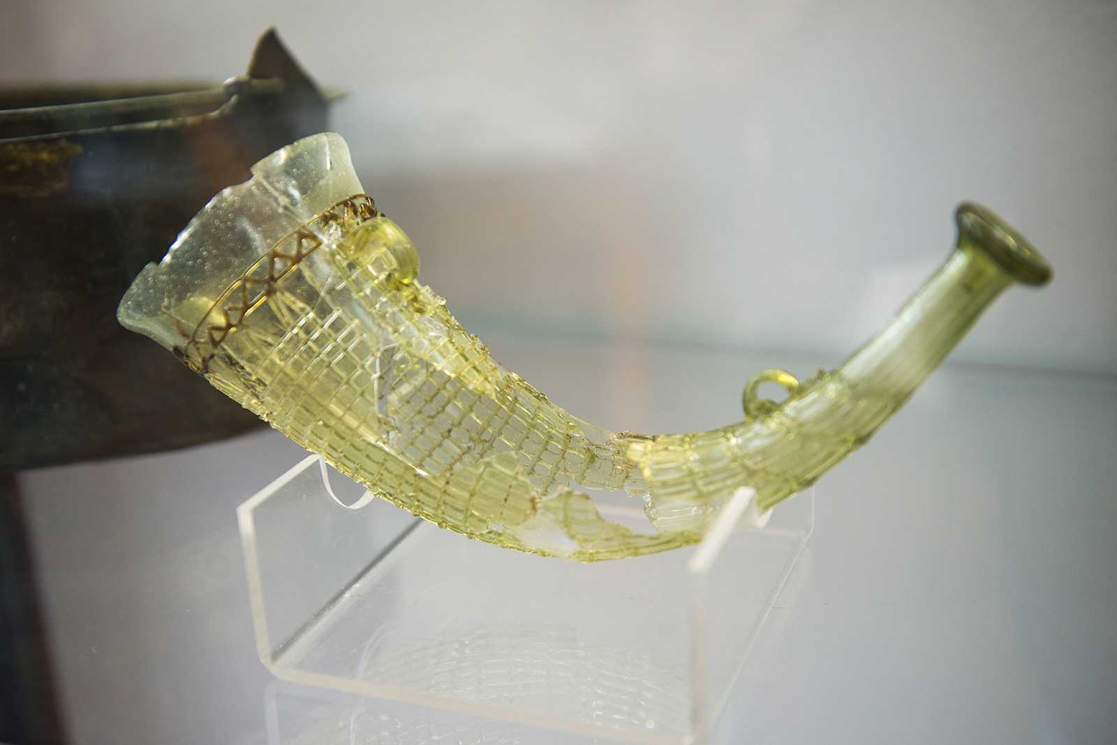 La corne à boire a été trouvée dans une tombe du cimetière de Samson, nécropole d'environ 250 tombes dont l'utilisation s'étend sans interruption de la fin de l'époque romaine (seconde moitié du IV e S.) jusque dans le courant de l'époque mérovingienne (fin du VI e S.). Musée Archéologique de Namur - Belgique