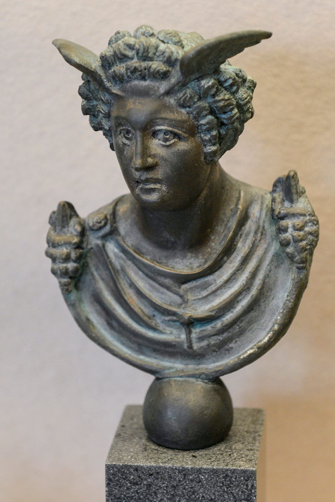 Buste en bronze de Mercure, trouvé dans le courant du XIXe siècle, lors de fouilles pratiquées dans la villa gallo-romaine d’Anthée. Musée de Namur