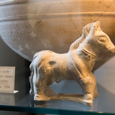 Petit cheval en terre cuite trouvé avec des tessons romains dans une fosse à Taviers. Musée Archéologique de Namur - Belgique