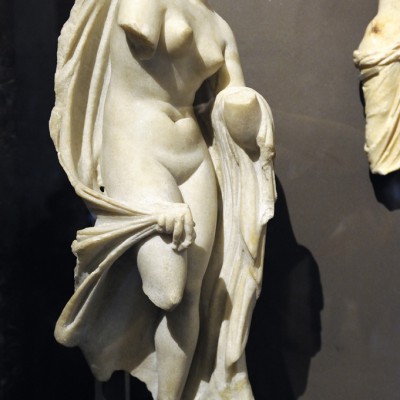 Aphrodite est la déesse de l'amour et de la beauté. En grec ancien, son nom signifiait " née de l'écume " et se réfèrerait à la légende de la naissance. La déesse est le plus souvent représentée nue en train de renouveler sa puissanceérotique par le bain : Aphrodite demi-vêtue ou nue et sortant des eaux.