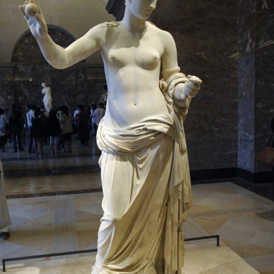 Statue d'Aphrodite dite Vénus d'Arles. Fin du 1er siècle avant J.-C. d'après unporiginal de Praxitèle crée vers 350 avant J.-C. Paris Musée du Louvre